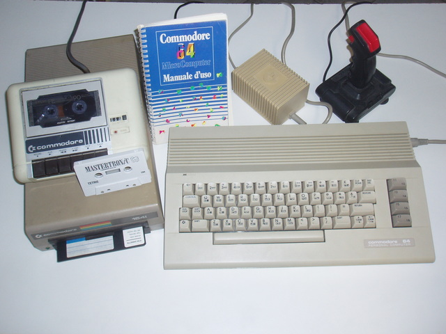 Un Commodore 64 completo di vari accessori